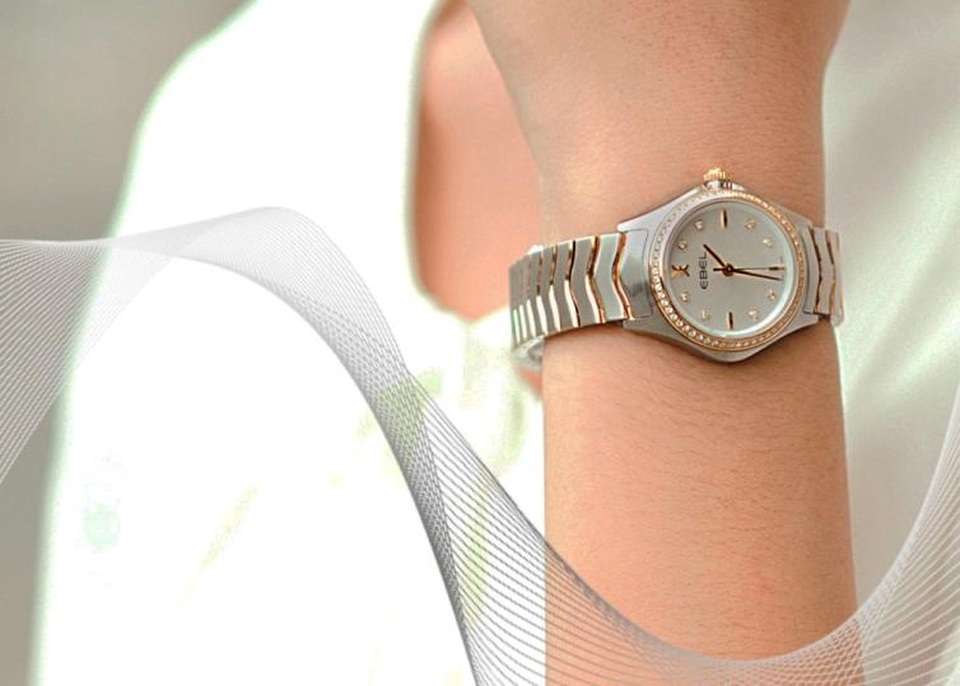 Thêm viền kim cương tự nhiên khiến chiếc đồng hồ Wave Lady của EBEL sáng bừng vẻ thanh lịch.