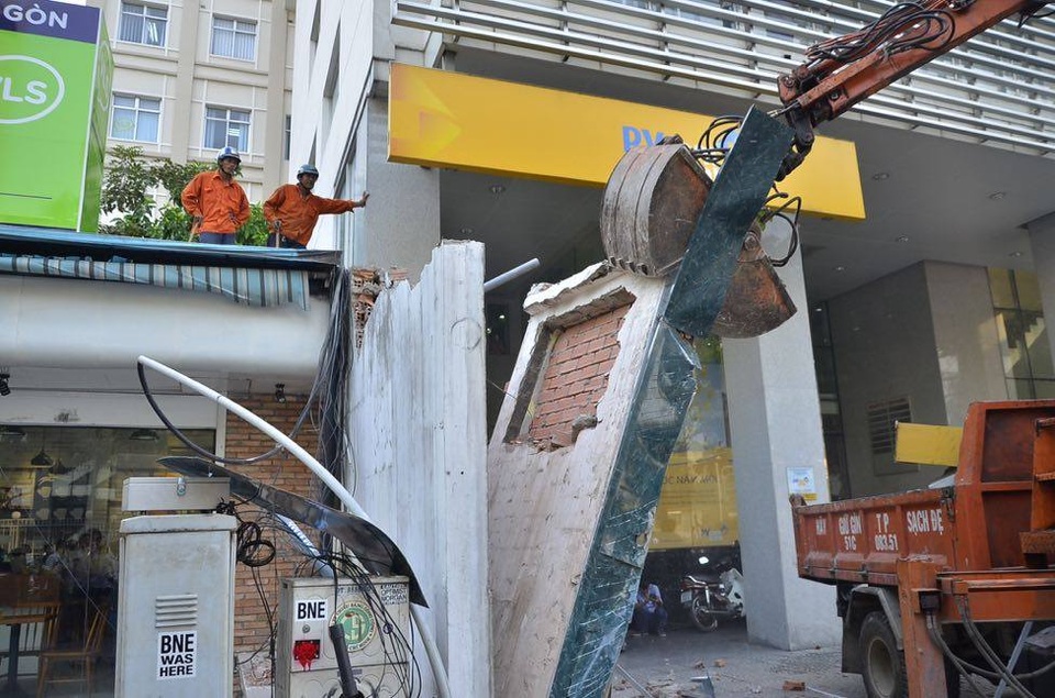 Tháo dỡ biển hiệu khủng trước số 45 Đinh Tiên Hoàng