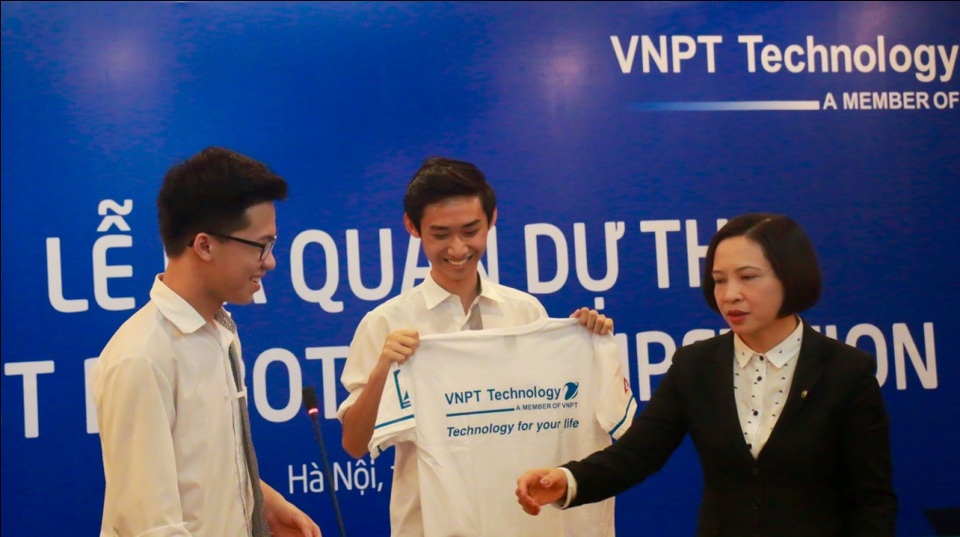 Amsterdam chính thức ra quân bước lên sàn đấu trực tiếp của FIRST Robotics Competition - 3 Hình ảnh mặt sau của áo với logo của nhà bảo trợ VNPT Technology.
