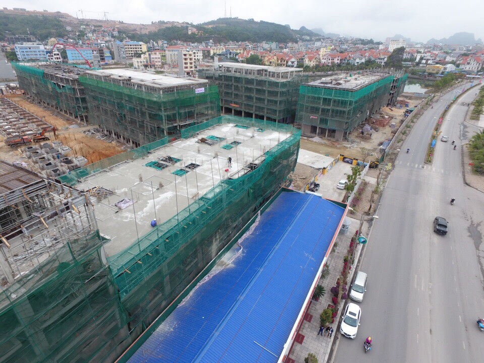 Toàn cảnh công trường dự án Mon Bay (Hạ Long) đang xây dựng đúng tiến độ đã cam kết với khách hàng