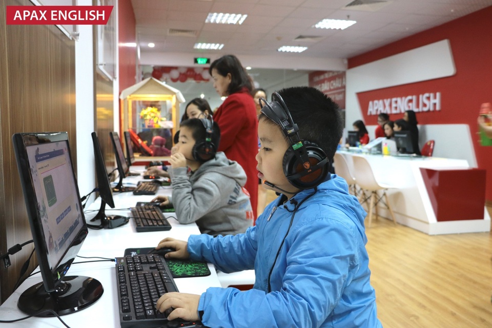 
Một bạn nhỏ đang trải nghiệm hệ thống học kết hợp E-learning
