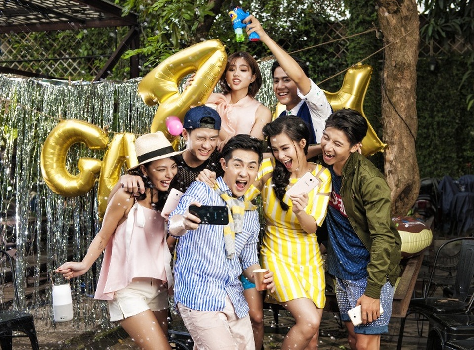 Đông Nhi tự tin dẫn đầu xu thế, khẳng định chất tôi - 3 Thường xuyên selfie cùng fan bằng “dế cưng” Galaxy A 2017