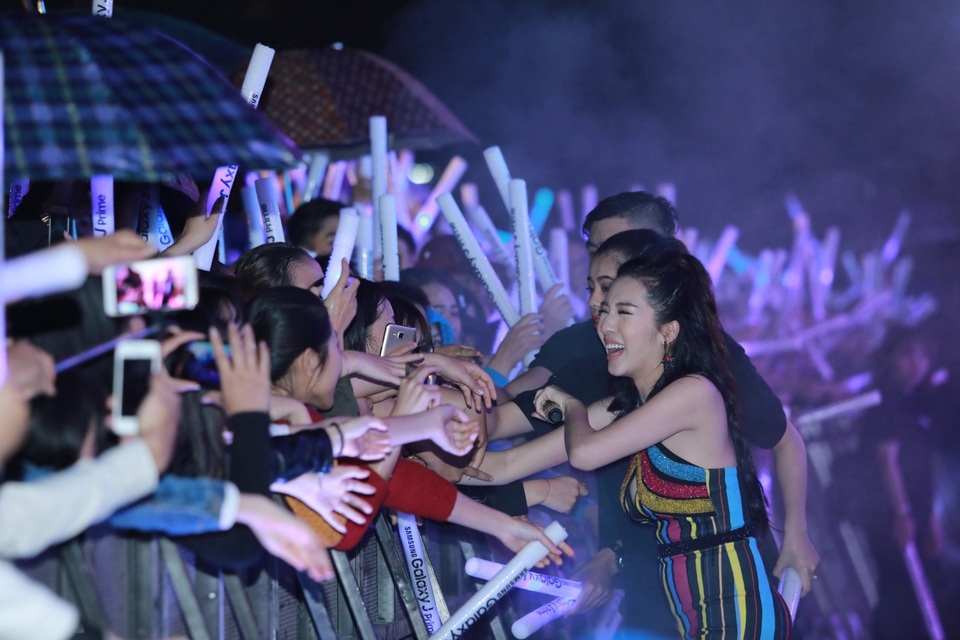 Đến lúc nữ ca sĩ Emily xuất hiện thì đột nhiên trời đổ mưa to. Tuy nhiên, thời tiết không làm chùn đi tinh thần cống hiến của các nghệ sĩ tham gia chương trình. Emily vẫn thể hiện tốt phần biểu diễn của mình và không ngại ngần bước xuống sân khấu để giao lưu cùng khán giả.