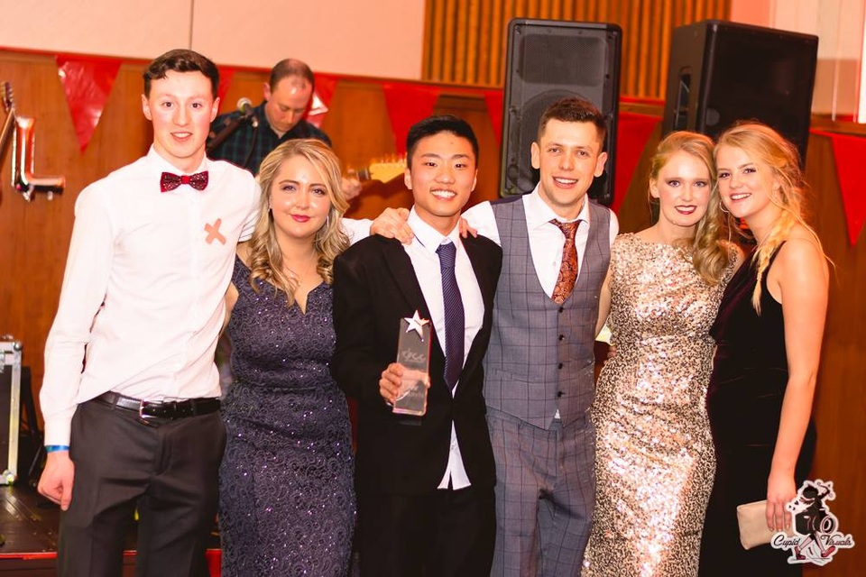 Du học Ireland – Khởi đầu thành công ở nơi bất ngờ! - 3
Bạn Nguyễn Quang Long (đứng giữa cầm cúp) nhận giải thưởng “Sinh viên của năm” tại Đại học Cork (UCC). Long hiện đang học Cử nhân Dược (MPharm), sau khi xuất sắc đạt HỌC BỔNG giá trị đến 35%