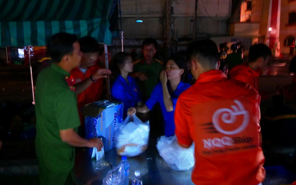 Các thanh niên tiếp lương thực, nước uống cho lực lượng chức năng làm nhiệm vụ