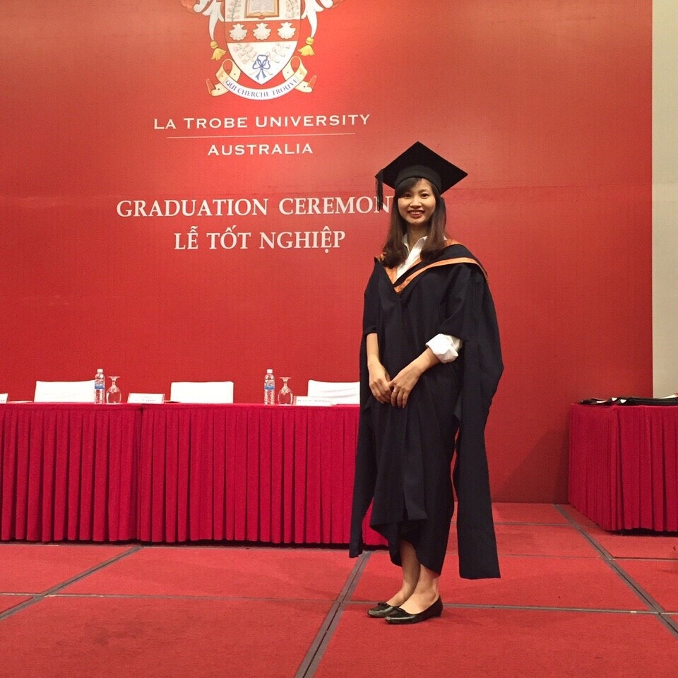 Chị Dung rạng rỡ trong lễ tốt nghiệp.