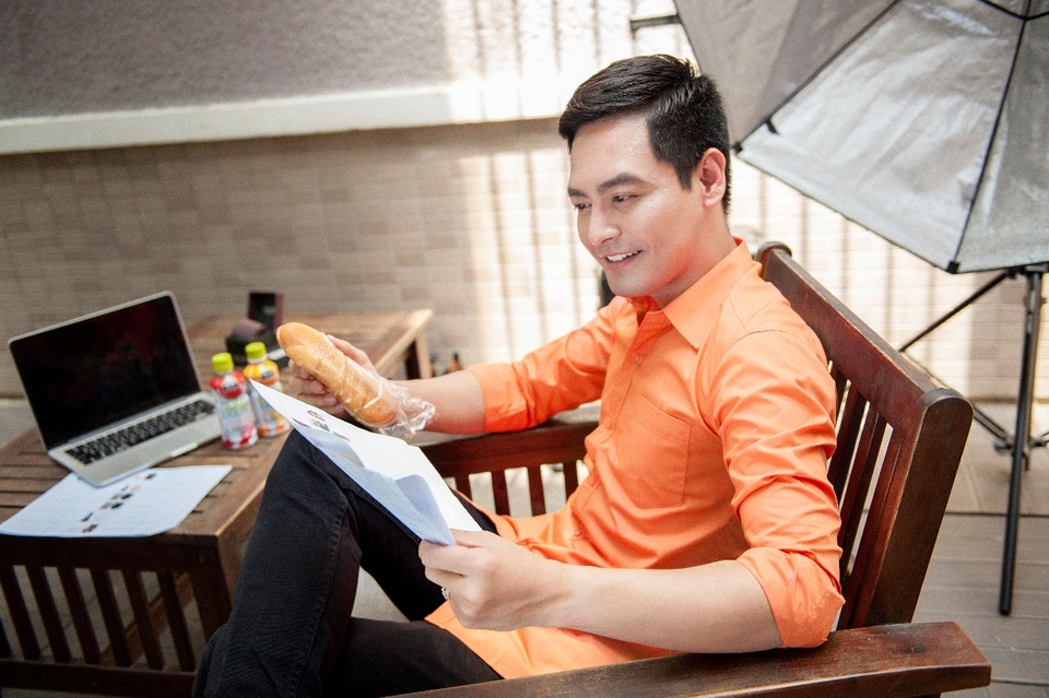 MC Phan Anh: “Thành công sẽ đến với những ai bền bỉ rèn nội lực” - 3
Một bữa trưa “tranh thủ” tại trường quay với bánh mì và sữa trái cây Nutriboost tiếp thêm sức bền để Phan Anh hoàn thành tốt công việc mỗi ngày và chinh phục mục tiêu lâu dài