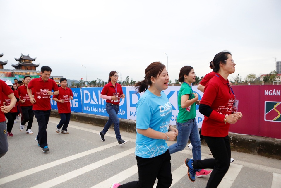 Hoa hậu Ngọc Hân và Á hậu Thanh Tú xinh đẹp trên đường đua Việt dã - 3 Đại diện nhà tài trợ Daikio cho biết Daikio rất tự hào khi tham gia tài trợ cho giải Việt Dã toàn quốc lần này bởi đây là một hoạt động cộng đồng, thể dục thể thao có truyền thống lâu đời, ý nghĩa; hướng con người sống khỏe, sống tích cực. Đây có thể được xem là trách nhiêm xã hội mà Daikio muốn đóng góp cho Việt Nam trong hành trình nâng cao sức khỏe toàn dân. Mặc khác, đây cũng là tiêu chí hoạt động mà công ty Đại Việt đặt ra cho nhãn hàng Máy làm mát cao cấp Daikio - thương hiệu vì sức khỏe cộng đồng.