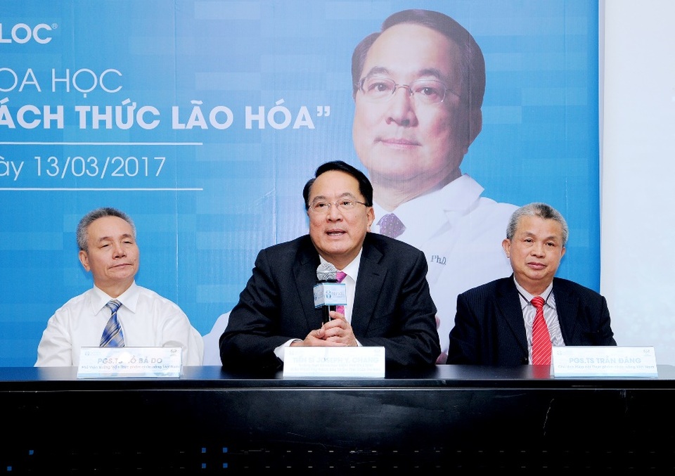 Giải mã công nghệ thách thức lão hóa - 3 Tiến sĩ Joseph Y. Chang cùng đại diện Hiệp hội thực phẩm chứng năng Việt Nam, Viện thực phẩm chức năng Việt Nam giải đáp thắc mắc của khán thính giả