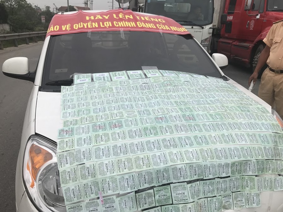 Hàng trăm tài xế dàn xe mua vé bằng tiền lẻ, trạm thu phí ùn tắc - 7 Dán kín vé trên nắp ca po xe.