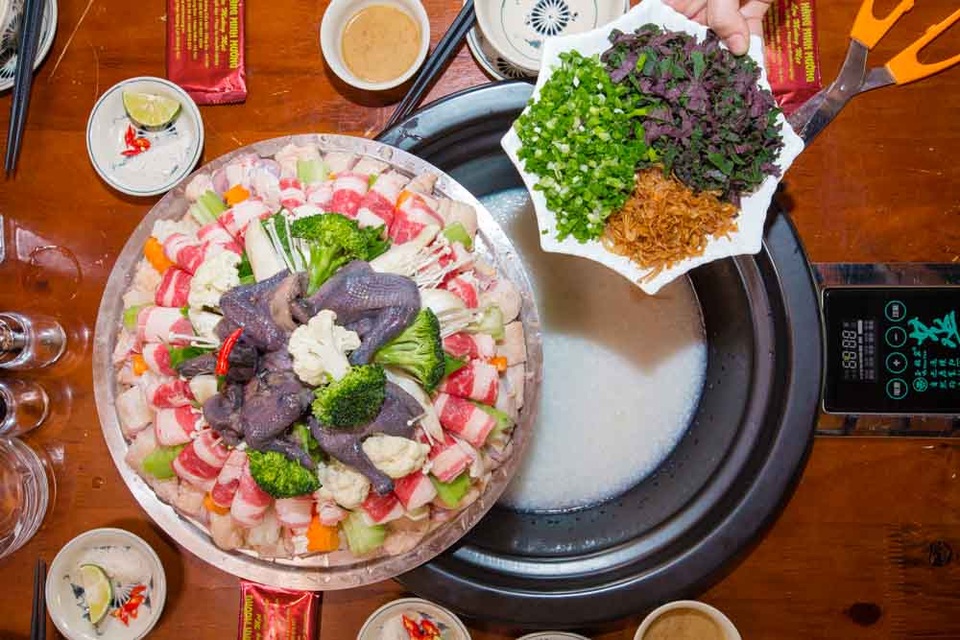 Hà Nội: Truy tìm chuỗi nhà hàng giảm giá shock trong tháng 4 - 3 Thay vì ăn mì hay bún, sau khi thưởng thức đồ ăn, thực khách sẽ được thưởng thức những bát cháo thơm ngon ở nồi phía dưới.