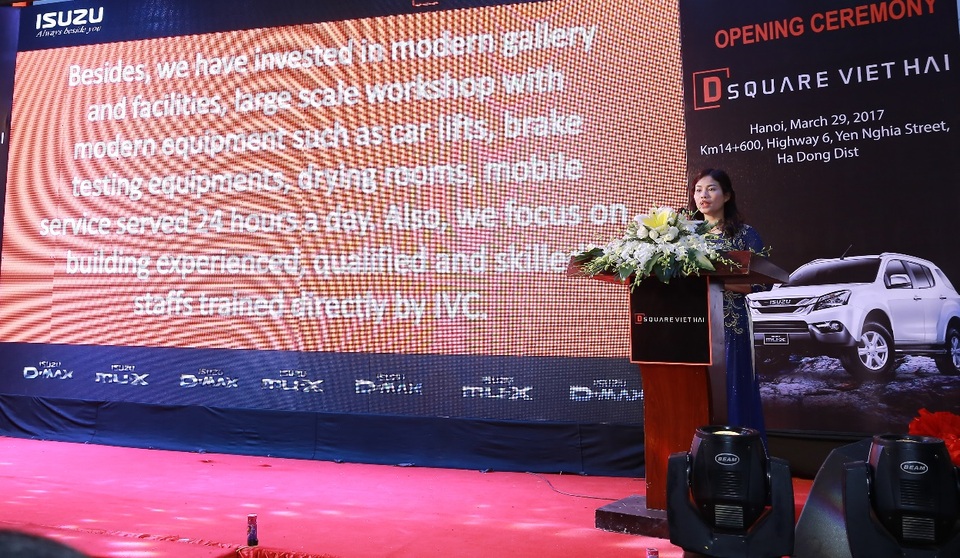 Isuzu khai trương đại lý D Square Việt Hải tại Hà Nội - 3
Bà Trần Phương Loan cam kết về chất lượng và dịch vụ để đáp lại sự tin tưởng và ủng hộ của khách hàng