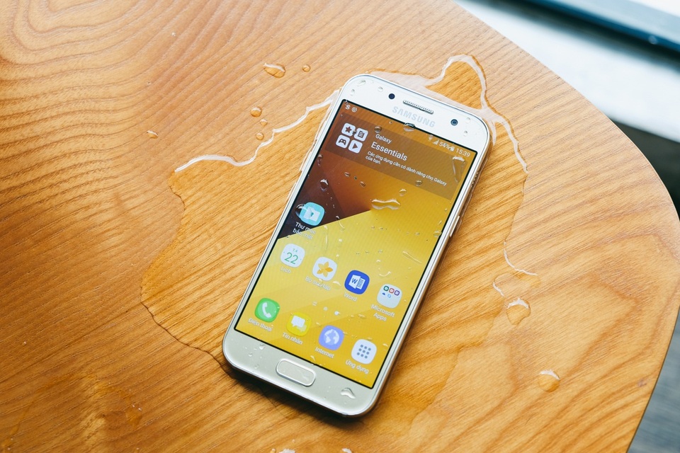 Giá 6 triệu, Galaxy A3 (2017) sở hữu tiêu chuẩn IP68, cao hơn chuẩn IP67 trên iPhone 7/7 Plus giá 20 triệu.