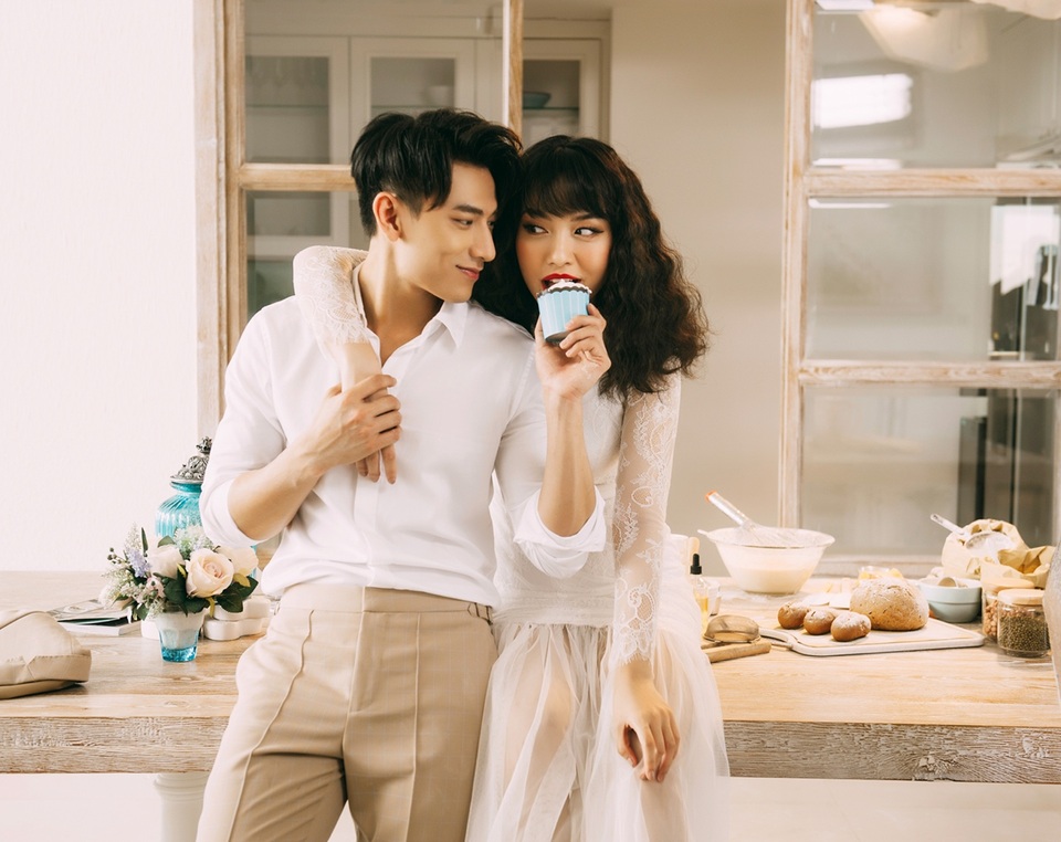 Những sản phẩm âm nhạc đẹp lung linh khẳng định chất "soái ca" của Isaac - 3 Và vẫn rất lãng mạn, giả vờ quên sinh nhật bạn gái để làm bánh tạo bất ngờ