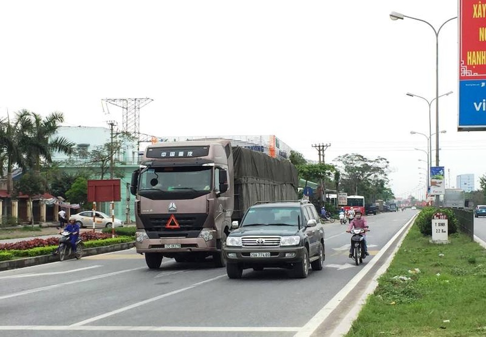 Hãi hùng chen chân cùng xe container trên phố - 14 Chiếc xe container khổng lồ và những phương tiện nhỏ bé bên cạnh