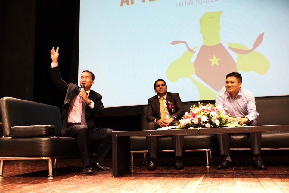 Người trẻ Việt nên chọn ngành gì để có lương 2.000USD? - 3
Các diễn giả giao lưu với học sinh, sinh viên trong chương trình “Lương 2.000 USD: Giấc mơ viển vông hay Ý chí Việt lộ diện?”.