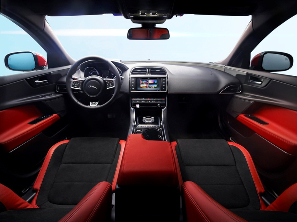 Jaguar XE - Trải nghiệm lái tốc độ cao vượt trội - 3 Jaguar XE - Trải nghiệm lái tốc độ cao vượt trội - 3