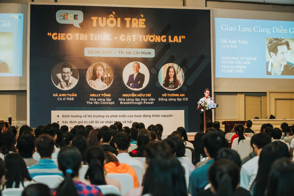 Nữ sinh Việt tại Stanford mang dự án giáo dục Hè ra đảo Lý Sơn - 3
Bạn trẻ được truyền cảm hứng từ các diễn giả trong sự kiện khởi động dự án.