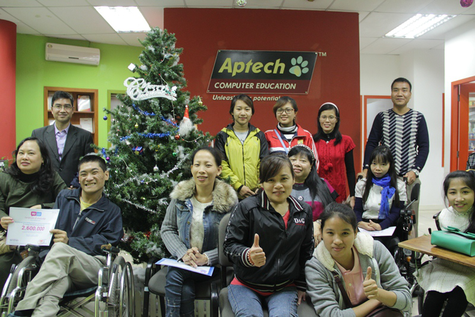 Aptech nhận Giải thưởng “Vì Thế hệ Trẻ” của Trung ương Đoàn - 3
Aptech trao tặng học bổng cho Trung tâm Sống độc lập Hà Nội