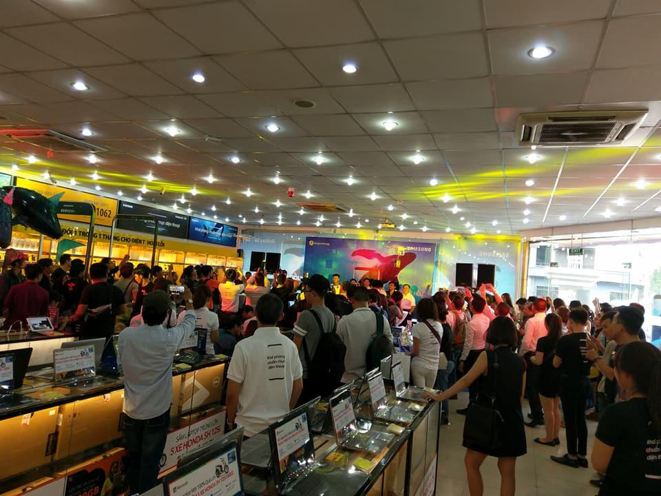 Không khí nhộn nhịp tại cửa hàng Thế Giới Di Động Nguyễn Thái Học, Quận 1 trong ngày đầu tiên trao Galaxy S8 Và S8 Plus