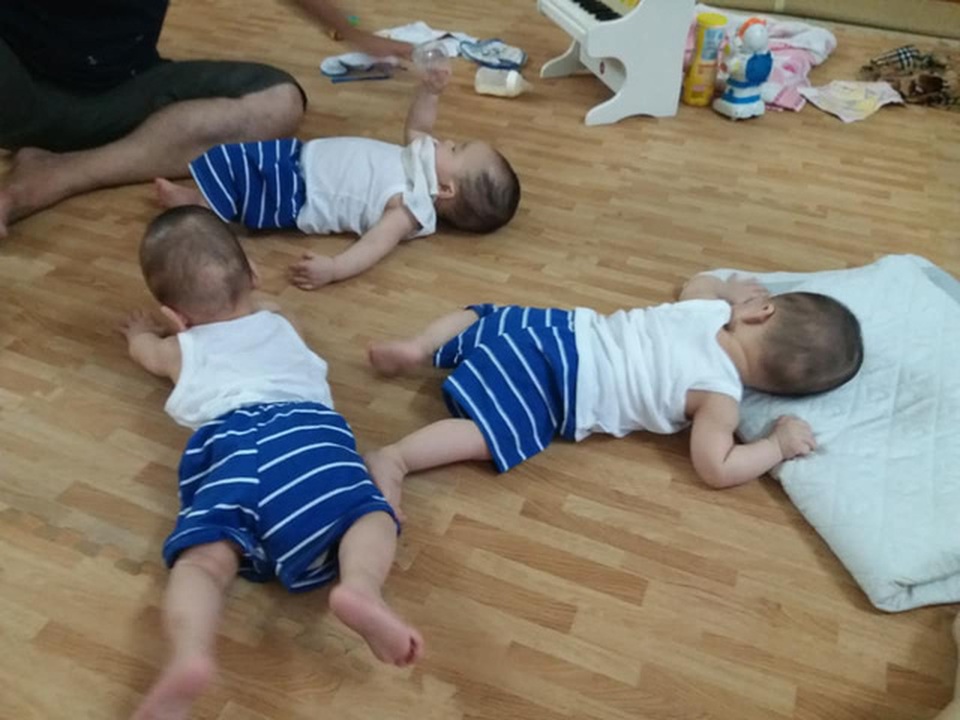 Những hình ảnh mới về 3 bé sinh cùng trứng hiếm gặp 200 triệu ca mới có 1 trên thế giới - 4 Những hình ảnh mới về 3 bé sinh cùng trứng hiếm gặp 200 triệu ca mới có 1 trên thế giới - 4