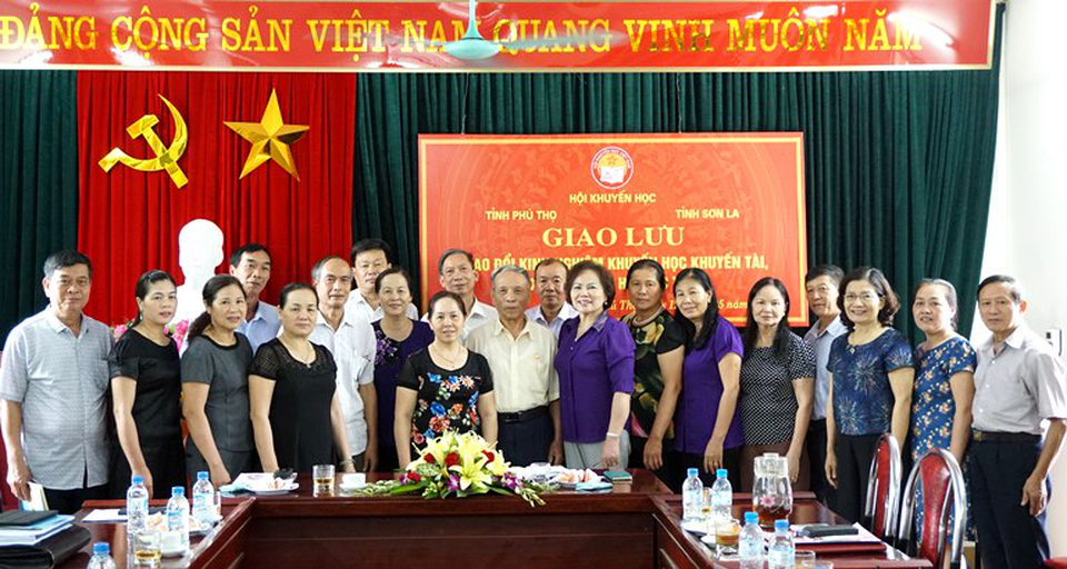 Giao lưu trao đổi kinh nghiệm khuyến học, khuyến tài, xây dựng xã hội học tập - 3
Các đại biểu chụp ảnh lưu niệm