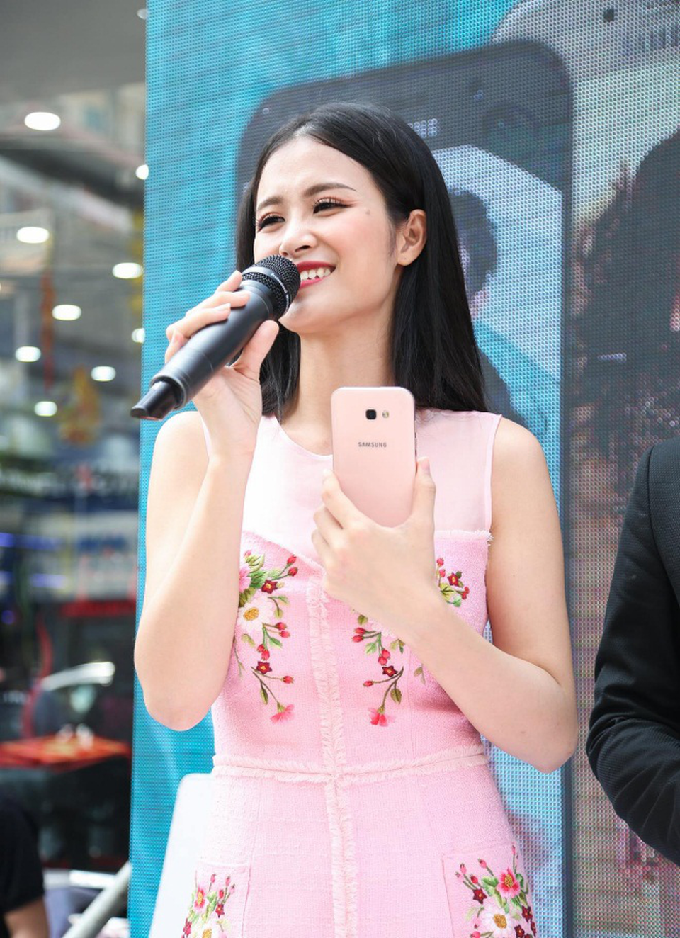 Galaxy A5 (2017) gây ấn tượng ở nhóm smartphone 8 triệu đồng - 3 Galaxy A5 (2017) là bước tiến dài của Samsung, mang đến cho khách hàng thêm lựa chọn đắt giá ở nhóm smartphone 8 triệu đồng. Hãng chọn Đông Nhi là gương mặt đại diện của dòng điện thoại này.