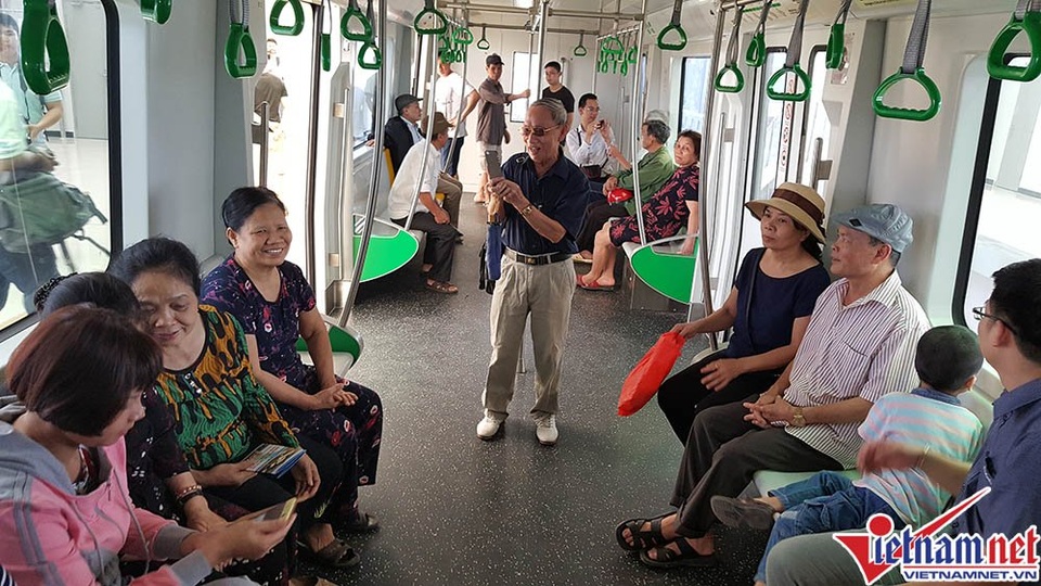 Nhiều bất tiện ở tuyến đường sắt trên cao Cát Linh-Hà Đông - 3
Người dân cho rằng phần không gian bên trong hợp lý rộng rãi, tuy nhiên phần trần của tàu khá thấp người lớn cao to dễ gặp trở ngại khi đứng