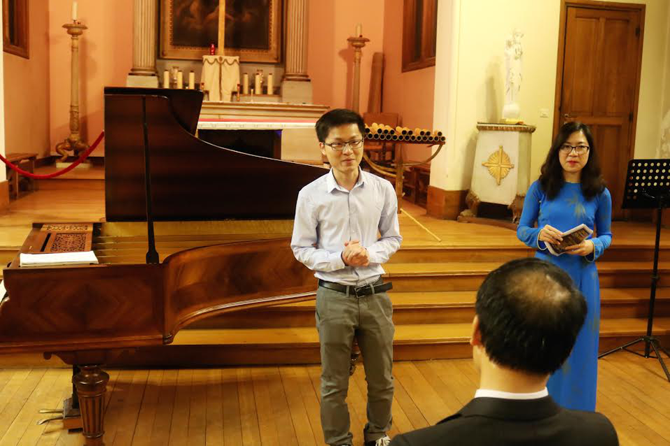 Đêm hòa nhạc gây quỹ học bổng “Đồng hành” của sinh viên Việt tại Pháp - 3
Chủ tịch Lê Hồng Thái chia sẻ về Đồng Hành và ý nghĩa của buổi hòa nhạc.