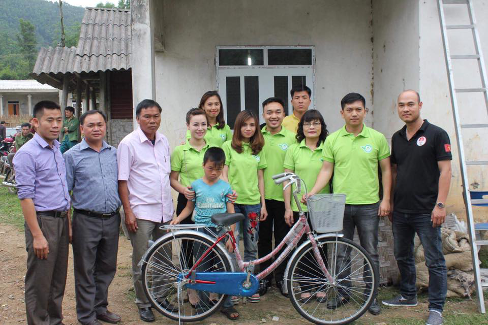 Thầy giáo trẻ hơn 10 năm làm thiện nguyện ở tỉnh Tuyên Quang - 3 Tặng xe đạp và giúp xây nhà cho gia đình đặc biệt khó khăn.