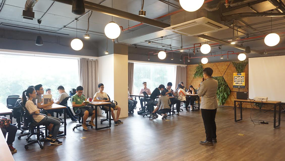 Giỏi văn sẽ gặp khó khăn hơn khi đi du học Mỹ? - 3
Anh LEO hướng dẫn các bạn học sinh bí quyết viết luận thuyết phục.