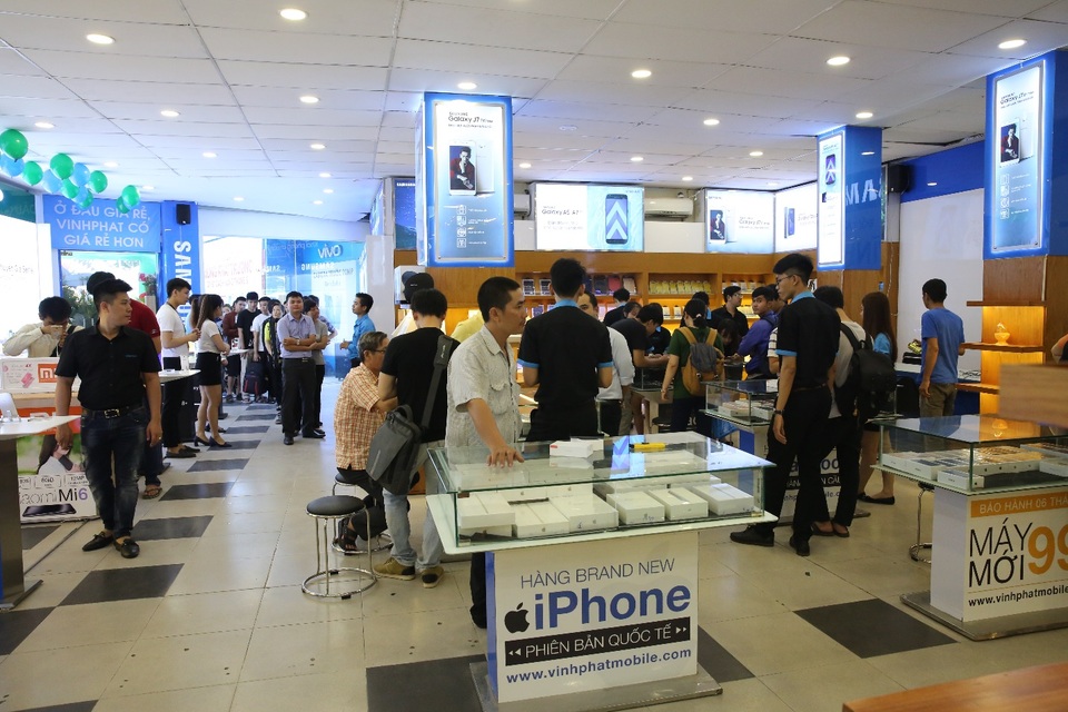 Vĩnh Phát moblie khai trương chi nhánh thứ 9, bán iPhone 7, Samsung S7 giá 7.000 đồng - 3 Bên trong của hang thứ 9 của Vĩnh Phát mobile