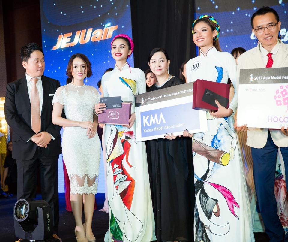 Doanh nhân Sarah Tú hội ngộ dàn sao trong sự kiện Face Of Vietnam - 3 Doanh nhân Sarah Tú trao giải cho top 5 thí sinh đạt giải cao nhất New Face