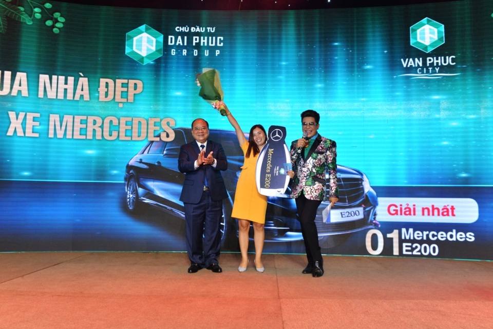 Khu đô thị ven sông thu hút gần 1.000 người tham dự lễ giới thiệu dự án Đông Nam 1 - 3 Ông Phạm Hồng Cầu – Tổng Giám Đốc Tập đoàn Đại Phúc chúc mừng và trao giải Mercedes E200 cho chị Trần Thị Nhung – vị khách hàng may mắn nhất của buổi lễ.