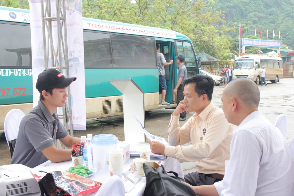FUSO Rosa - Giấc mơ Nhật đã đến thật gần với khách hàng Việt Nam - 3 Chuyên viên phát triển sản phẩm của FUSO có mặt trong đội ngũ giới thiệu xe nhằm giải thích chi tiết và chính xác từng đặc điểm của xe