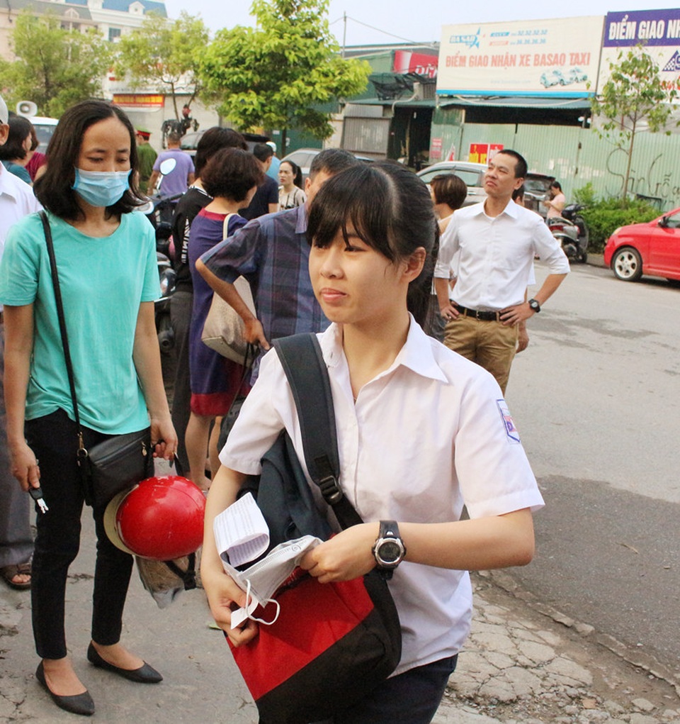 Ngày đầu “cuộc đua” vào lớp 10: Thí sinh hồi hộp, phụ huynh thấp thỏm - 3 Ngày đầu “cuộc đua” vào lớp 10: Thí sinh hồi hộp, phụ huynh thấp thỏm - 3