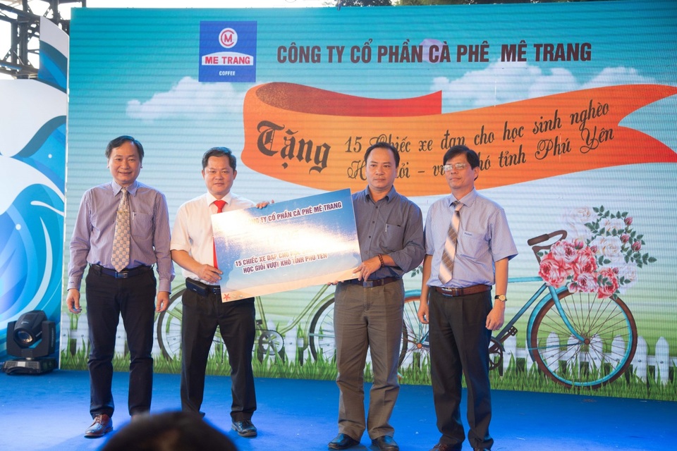 Khai mạc lễ hội cà phê sạch Mê Trang đại dương xanh - 3
Ông Lương Thế Hùng tặng xe đạp cho học sinh nghèo huyện Tuy Hòa – Phú Yên.