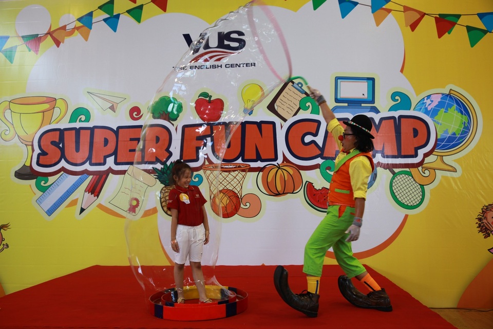 Có một mùa hè thật khác tại Anh Văn Hội Việt Mỹ VUS - 3 Mạnh dạn tham gia màn ảo thuật bong bóng.