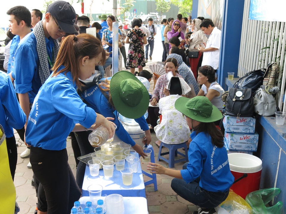 Màu áo xanh giúp xoa dịu “cái nóng” tại kỳ thi THPT Quốc gia 2017 - 4 Những cốc nước mát lạnh được các tình nguyện viên chuẩn bị sẵn