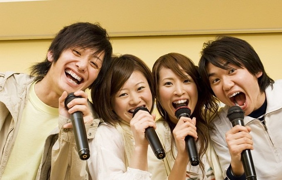 7 bí quyết sống khoẻ, sống lâu của người Nhật được cả thế giới săn lùng - 4 Hát karaoke là cách hữu hiệu để giải toả căng thẳng, sống vui vẻ hơn.