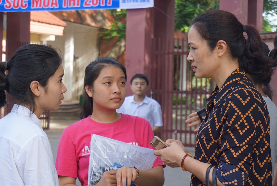 Đề Toán khá dài, có tính phân loại cao - 12
Phụ huynh cùng bàn luận với con sau buổi thi. (Ảnh: Hoàng Lam)