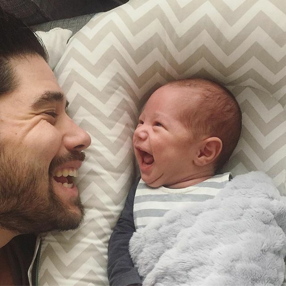 Những khoảnh khắc của cha và con - 3 Có cha ở bên, bé lúc nào cũng cười khanh khách