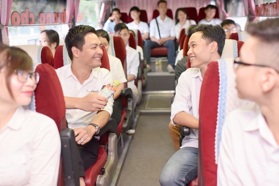 MC Phan Anh selfie cùng sĩ tử trên xe buýt tiếp năng lượng, thêm sức bền mùa thi của Nutriboost - 3 Hiểu được tâm lý hồi hộp, lo lắng của các thí sinh, Phan Anh không ngừng động viên: “Cảm giác căng thẳng là chuyện rất bình thường, nhưng khi mình đã vượt qua được thử thách đó, thì nhìn lại sẽ có cảm giác rất tự hào”
