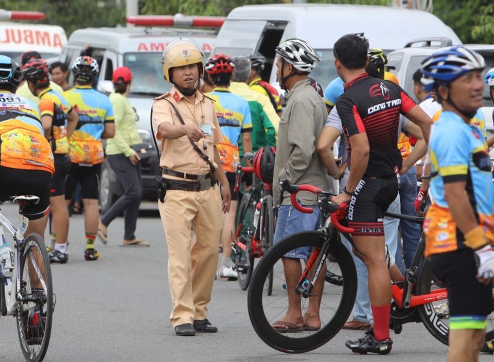 Thế nhưng tại địa điểm tập kết xuất phát thi đấu dưới chân núi Dinh, công an địa phương yêu cầu đoàn đua giải tán, không được tập trung đông người...