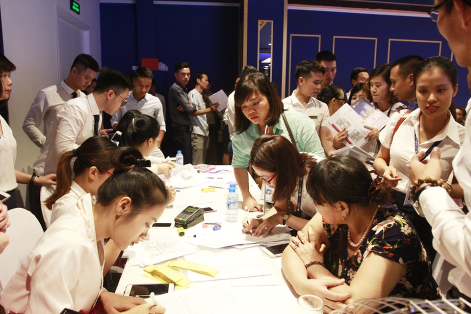 Bàn Thủ tục trong suốt Lễ ra mắt dự án The K – Park luôn được khách hàng vây quanh