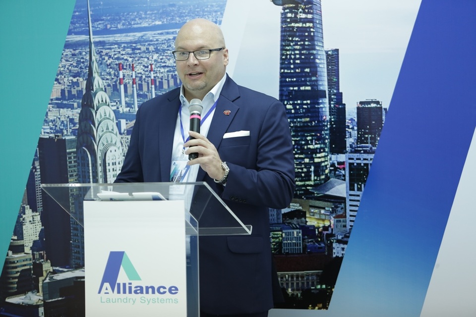 Ông Richard L. Pyle, Chủ tịch Alliance Laundry Systems Quốc tế cho biết: “Mỗi nhân viên của Alliance Laundry Systems đều tập trung vào việc mang đến cho khách hàng những thiết bị và dịch vụ giặt ủi cao cấp, tiện nghi”.