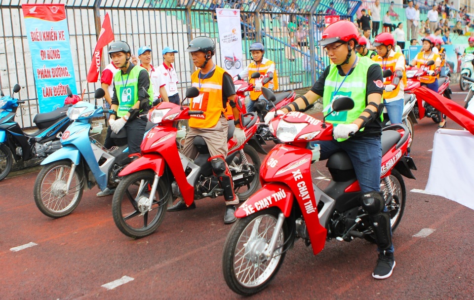 “Bí kíp” của những kỉ lục gia tiết kiệm xăng - 3 Với anh Trịnh công Sơn, người chiến thắng chặng 1 của sự kiện tại thủ đô Hà Nội do HEAD Vũ Hoàng Lê tổ chức: “Lái xe Tiết kiệm nhiên liệu chính là khi lái xe cần ngồi thoải mái, thẳng lưng lúc đó mới có thể thoải mái để cầm lái, giữ tay ga đều tay không bị thốc ga.”