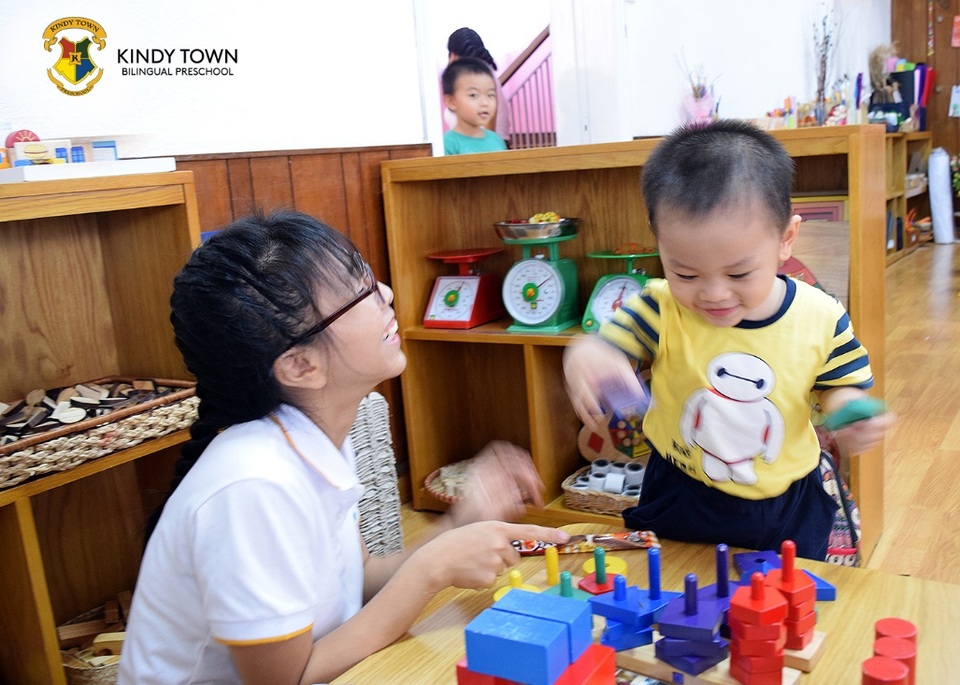 Những lưu ý khi gửi trẻ dưới 18 tháng tuổi - 3 Trẻ cần được giao tiếp, quan tâm chăm sóc để phát triển tốt.