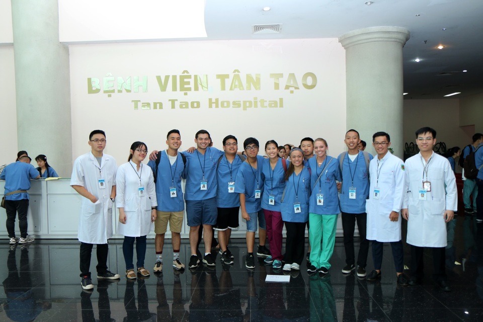 Sinh viên Y TTU và sinh viên đến từ Hoa Kỳ trong ngày khám chữa bệnh miễn phí đầu tiên tại bệnh viện Tân Tạo.