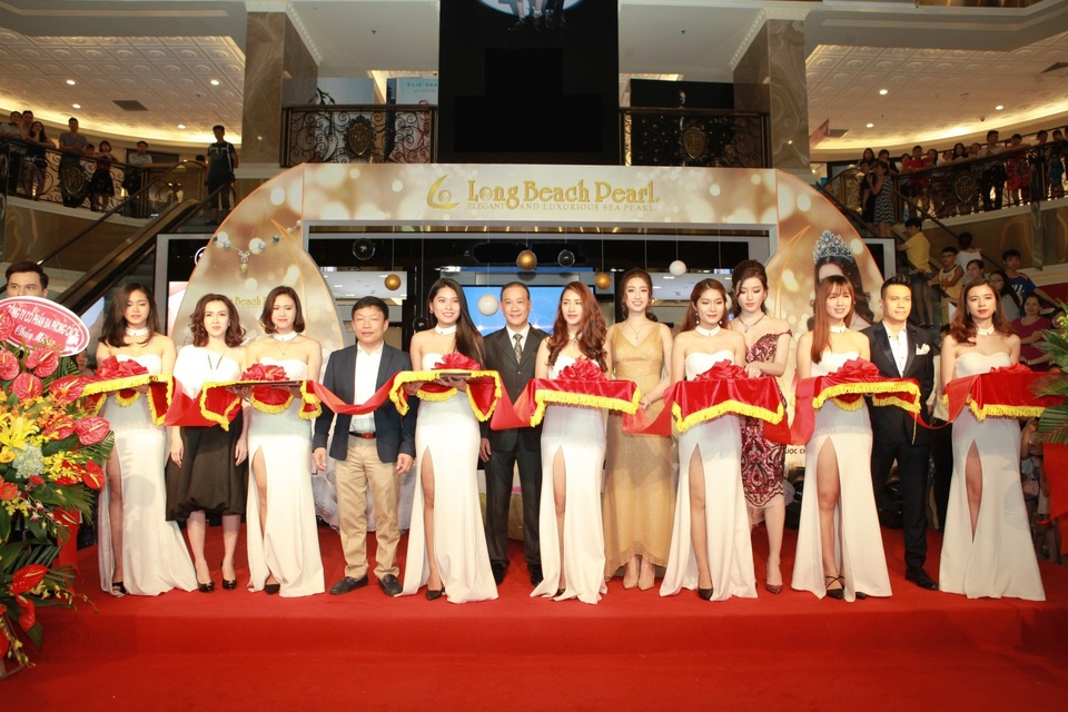 Long Beach Pearl khai trương cửa hàng mới tại Tràng Tiền Plaza - 3 Ban giám đốc và khách mời cắt băng khánh thành cửa hàng Long Beach Pearl tại Tràng Tiền Plaza.